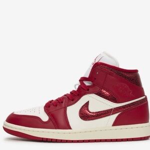 Air Jordan 1 Mid SE (Women’s 7.5) Never Worn